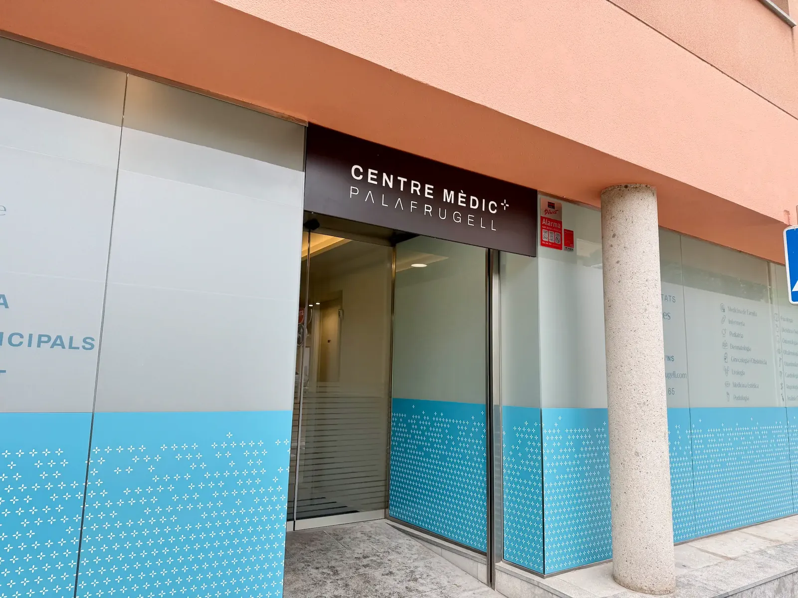 Fachada del centro en la plaça de Catalunya de Palafrugell
