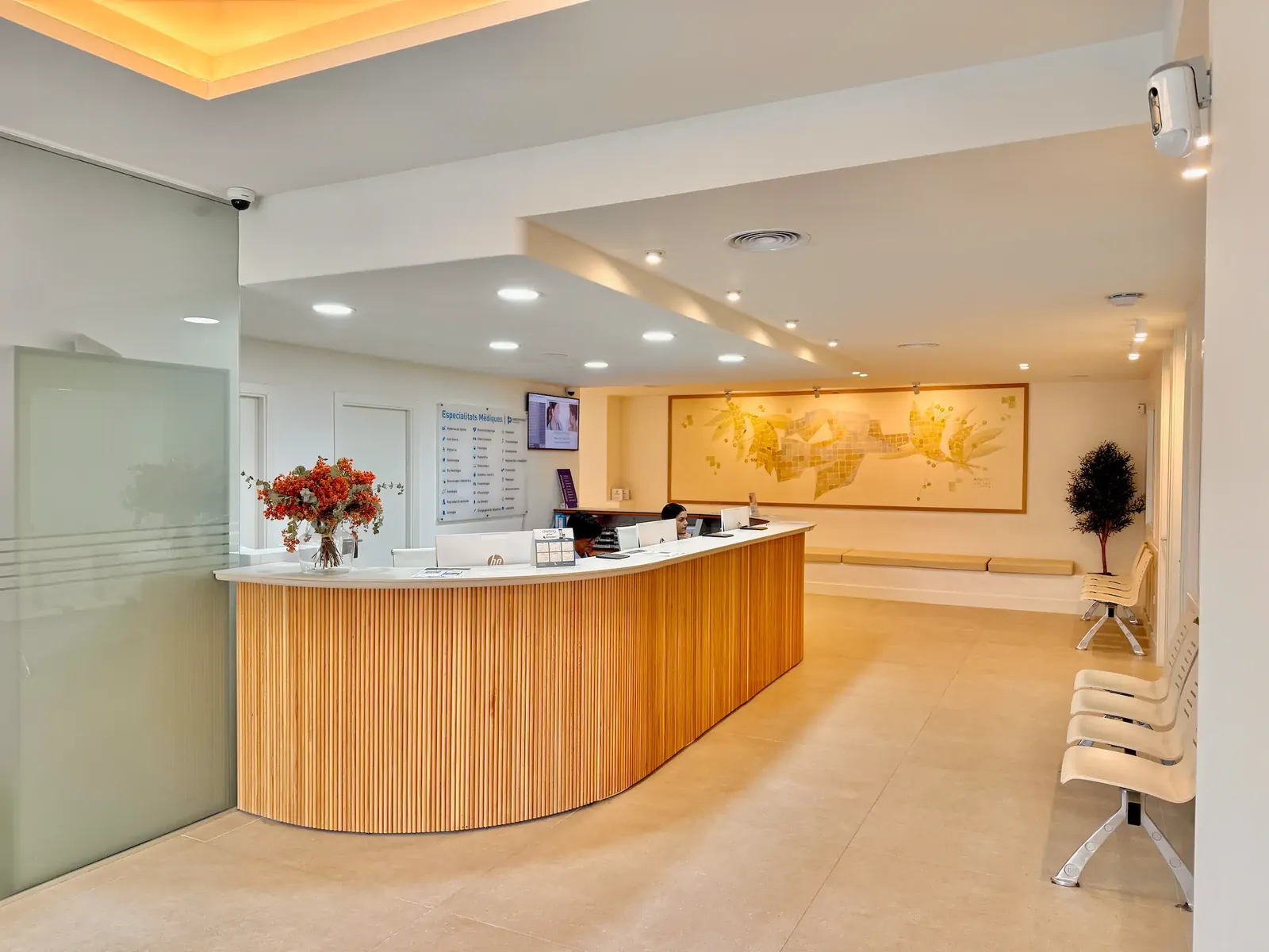 Recepción del Centre Mèdic Palafrugell, con el mostrador curvado de madera